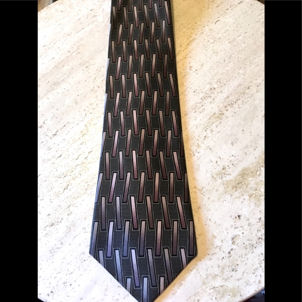 Like New! 100% Handmade Silk tie. Beautiful pattern.